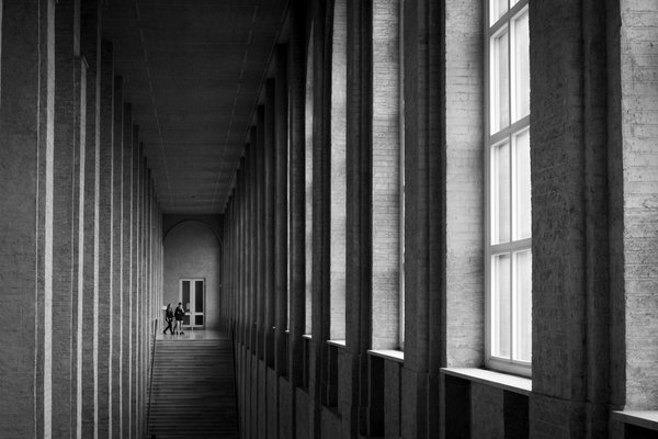 What's the Best Method for Applying Highlighter to Achieve a Subtle Glow?